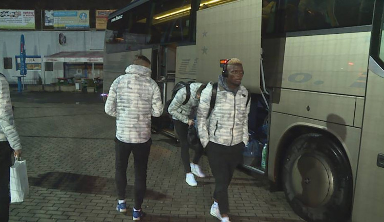 VIDEO: Citroen vybrzdil autobus s hráči Slovanu, řidič musel zpomalit až na čtyřicetikilometrovou rychlost