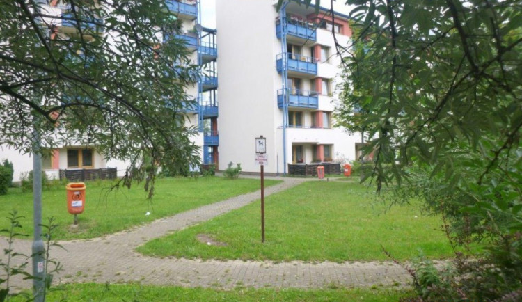 Opilý muž si spletl dům a do bytu se nedostal. Usnul před dveřmi