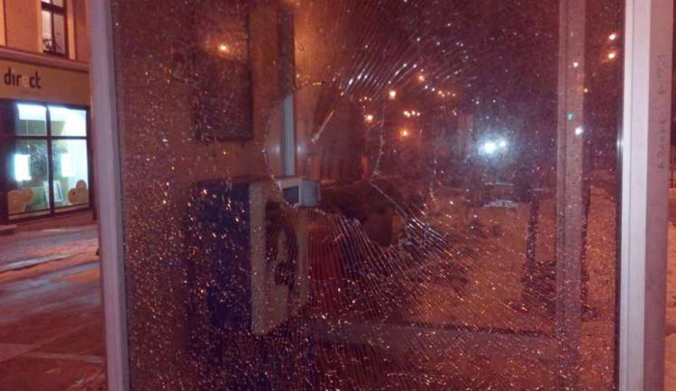 Zničená budka na Sokolovském náměstí.