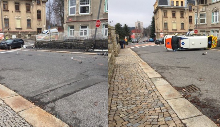 U jablonecké nemocnice se střetla sanitka s osobákem, čtyři zranění