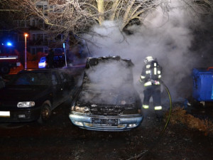 FOTO: V Rochlici hořelo zaparkované auto, požár poškodil i další vůz a kontejnery