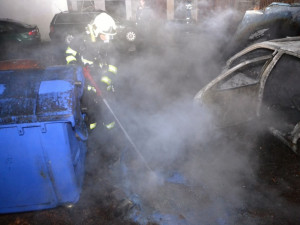 V Rochlici hořelo zaparkované auto, požár poškodil i další vůz a kontejnery