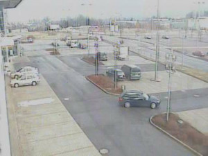 Tenhle pár je podezřelý z toho, že se vloupal do auta u Sconta. Poznáváte je?