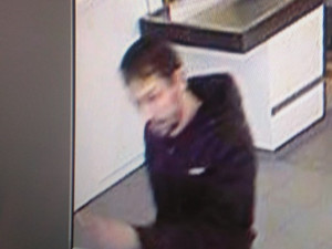 Tenhle pár je podezřelý z toho, že se vloupal do auta u Sconta. Poznáváte je?