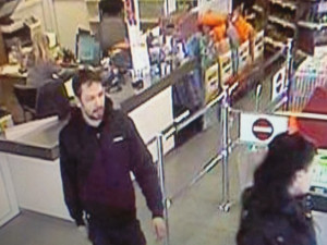 Tenhle pár je podezřelý z toho, že se vloupal do auta u Sconta. Poznáváte je?