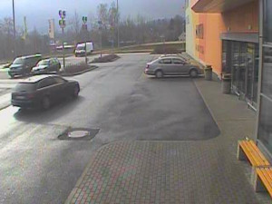 Tenhle pár je podezřelý z toho, že se vloupal do auta u Sconta. Poznáváte je?