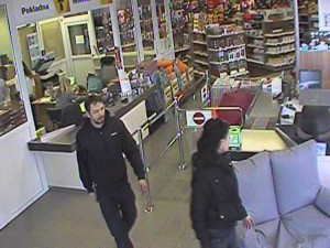 Tenhle pár je podezřelý z toho, že se vloupal do auta u Sconta. Poznáváte je?