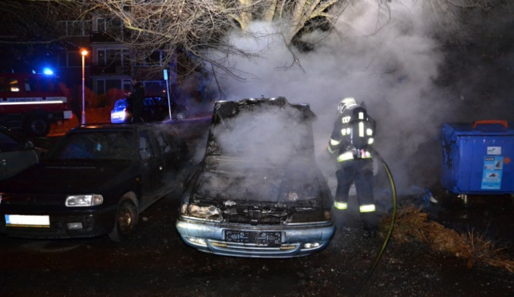 V Rochlici hořelo zaparkované auto, požár poškodil i další vůz a kontejnery
