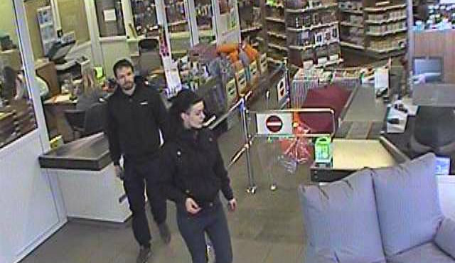 Tenhle pár je podezřelý z toho, že se vloupal do auta u Sconta. Poznáváte je?