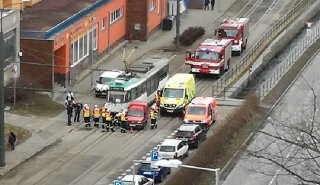 Na Bídě se v sobotu před polednem střetla tramvaj s osobním autem, jeden zraněný