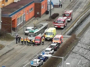Na Bídě se v sobotu před polednem střetla tramvaj s osobním autem, jeden zraněný