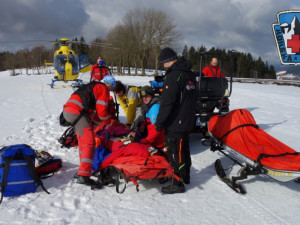 Vážný úraz mladé lyžařky v Jizerkách. Narazila do hrazení a do nemocnice letěla vrtulníkem