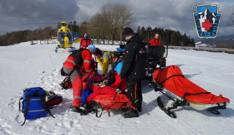 Zraněnou dívku vrtulník transportoval do hradecké nemocnice.