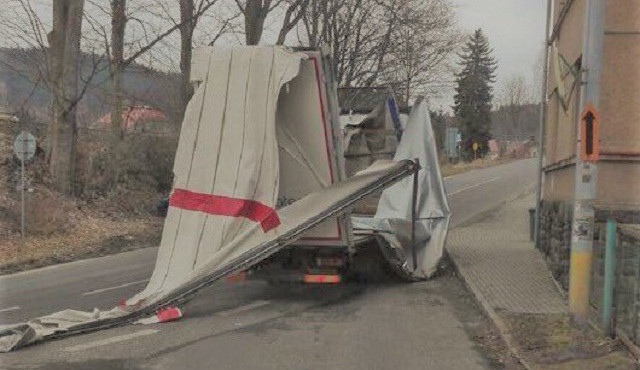 VIDEO: Řidič neodhadl výšku nákladního auta a naboural do konstrukce mostu