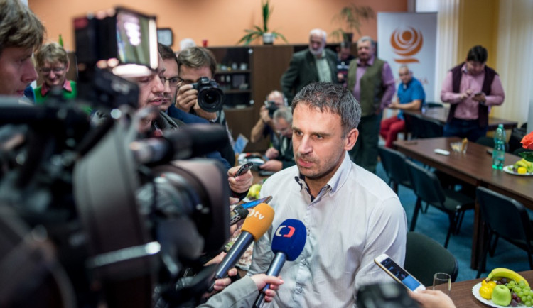 Zimola nařčen anonymem z ovlivňování zakázek. Je to případ pro Chocholouška, brání se