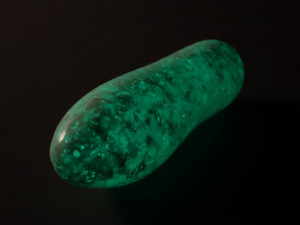 Small Colossus_Oldřich Plíva_fosforeskující skleněná plastika