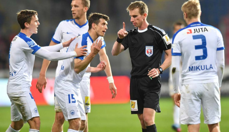 Situace před gólem. Sudí právě odpískal sporný přímý kop, z něj pak Plzeň dala ofsajdový gól.