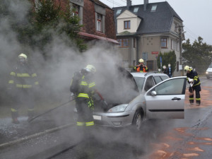 FOTO: Autu začal při jízdě hořet motor. Žena s dětmi stihla vystoupit