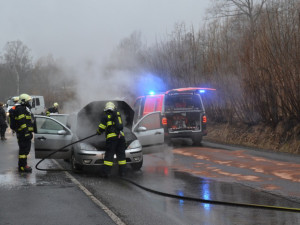 Auto začalo hořet za jízdy.