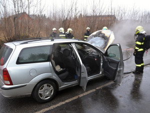 Auto začalo hořet za jízdy.