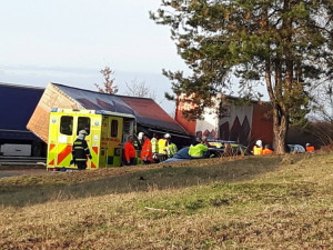 Hlavní tah na Turnov uzavřela nehoda. Návěs nákladního automobilu se převrátil na svodidla