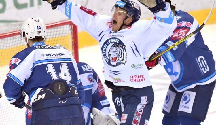 Milan Bartovič se raduje z gólu.