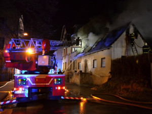 FOTO: Noční požár v Hodkovicích napáchal statisícové škody