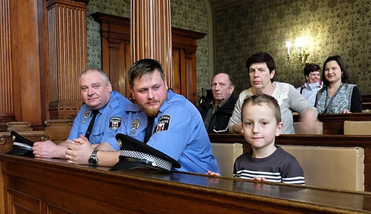 Malý Vojta a dva ocenění strážníci.