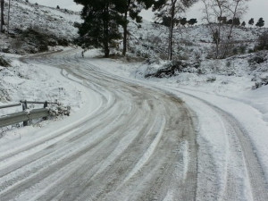 V horských oblastech severu Čech sněží, silničáři radí opatrnost