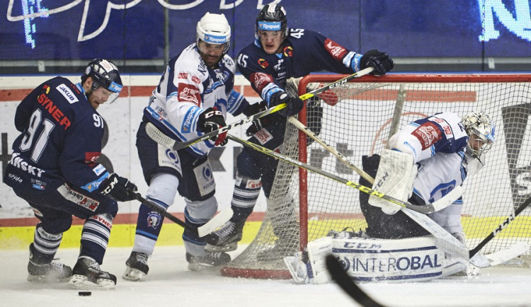 Tygři se snaží dotlouct puk do branky