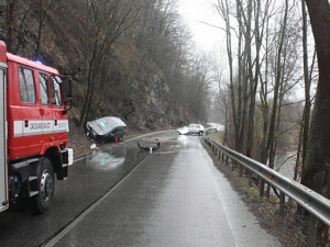 Řidička felicie nezvládla zatáčku. Vyjela do protisměru a střetla se s protijedoucím autem