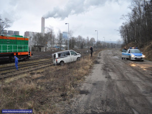 eští i polští policisté naháněli zloděje v kradené dodávce. Zastavila ho až železniční trať