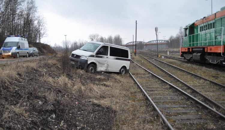 eští i polští policisté naháněli zloděje v kradené dodávce. Zastavila ho až železniční trať