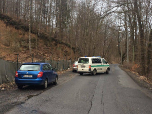 V bývalém lomu v Harcově našli mrtvolu. Ležela jen pár metrů od silnice