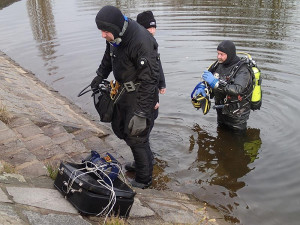 Rozsáhlé pátrání nepřineslo žádný výsledek. Potápěči v noci hledali dívku, která měla skočit do jablonecké přehrady