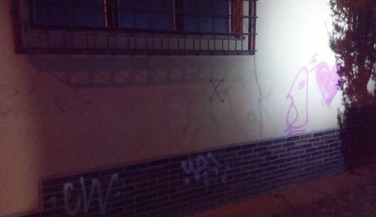 Povedená dvojice sprejovala v centru města, strážníci je chytili i se spreji