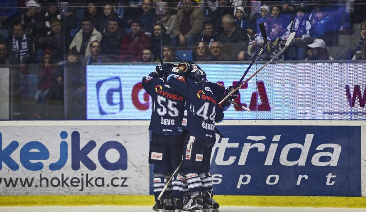 Tygři se radují z gólu na ledě Plzně.