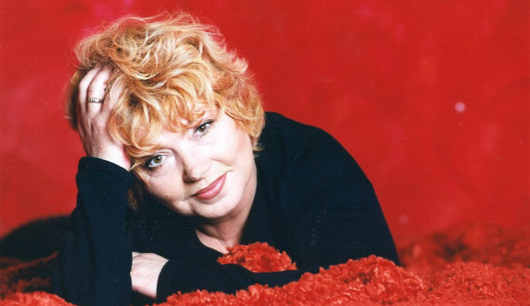 Ve věku 65 let zemřela zpěvačka Věra Špinarová. Zkolabovala při koncertu v Čáslavi