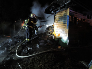 Požár chatky v Proseči nad Nisou, škoda jde do desítek tisíc korun