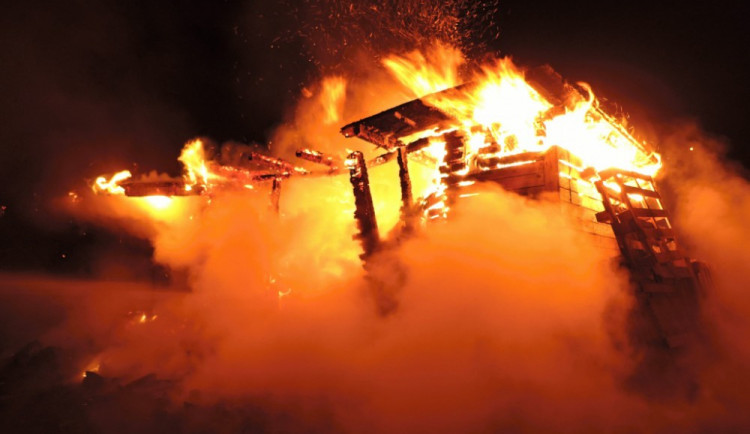 Požár chatky v Proseči nad Nisou, škoda jde do desítek tisíc korun