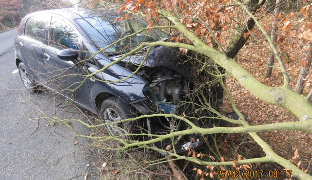 Řidič usnul za volantem a havaroval, způsobil více než stotisícovou škodu