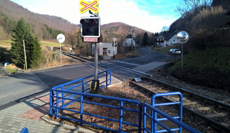 Kvůli opravě přejezdu se uzavře silnice přes Oldřichovské sedlo.