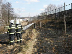 Jarní pálení přidělává starosti hasičům, denně vyjíždí k požárům napříč celým krajem