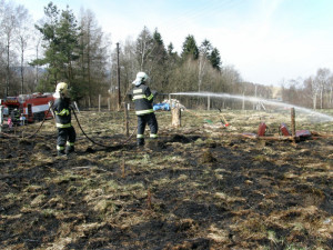 Jarní pálení přidělává starosti hasičům, denně vyjíždí k požárům napříč celým krajem
