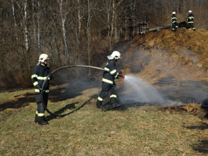 Jarní pálení přidělává starosti hasičům, denně vyjíždí k požárům napříč celým krajem
