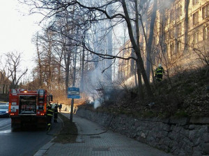 Jarní pálení přidělává starosti hasičům, denně vyjíždí k požárům napříč celým krajem