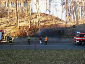 Jarní pálení přidělává starosti hasičům, denně vyjíždí k požárům napříč celým krajem