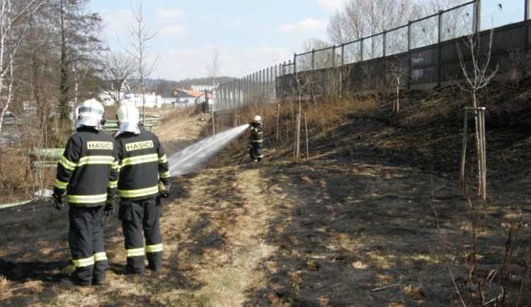 Jarní pálení přidělává starosti hasičům, denně vyjíždí k požárům napříč celým krajem