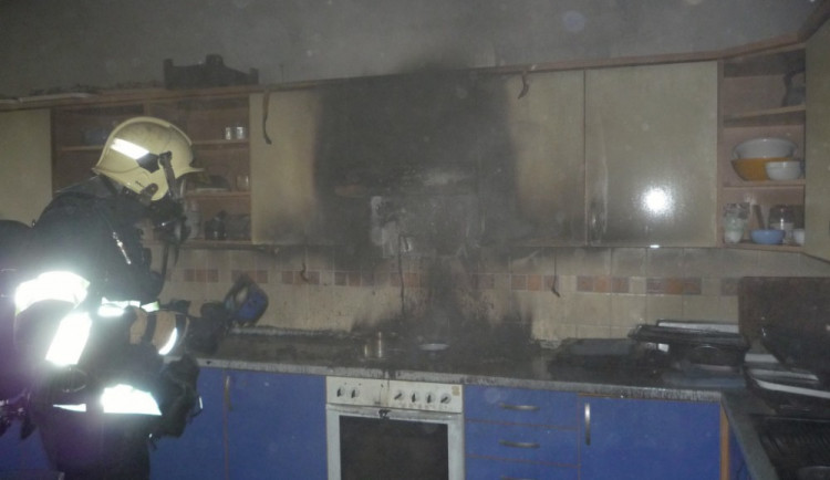 Kvůli požáru na základní škole v Turnově hasiči evakuovali více než 300 lidí