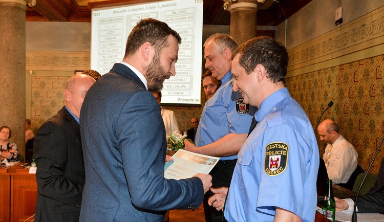 Strážník Jiří Peřina se dočkal ocenění od libereckého primátora.
